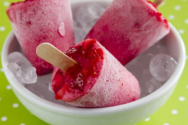 Paletas congeladas caseras de fruta pura fresca — Foto de Stock