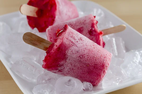 Paletas congeladas caseras de fruta pura fresca —  Fotos de Stock