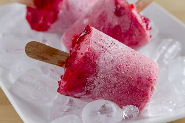 Zelfgemaakte vers gepureerde Fruit bevroren ijslollys — Stockfoto