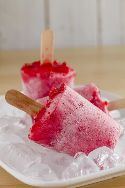 Домашнее фруктовое мороженое из свежих фруктов — стоковое фото