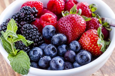 Taze organik çilek ile dolu kase