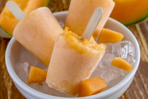 Hemlagad färsk mosad frukt fryst Popsicles — Stockfoto