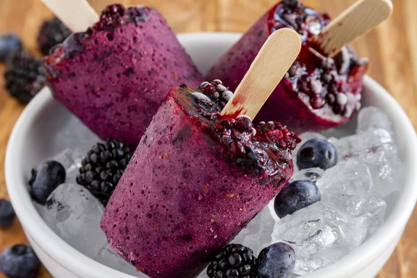 Fruits frais en purée maison surgelés Popsicles — Photo