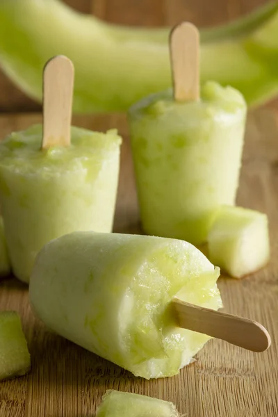 Zelfgemaakte vers gepureerde Fruit bevroren ijslollys — Stockfoto