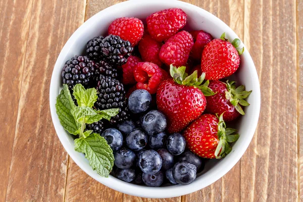 Чаша со свежими органическими ягодами — стоковое фото