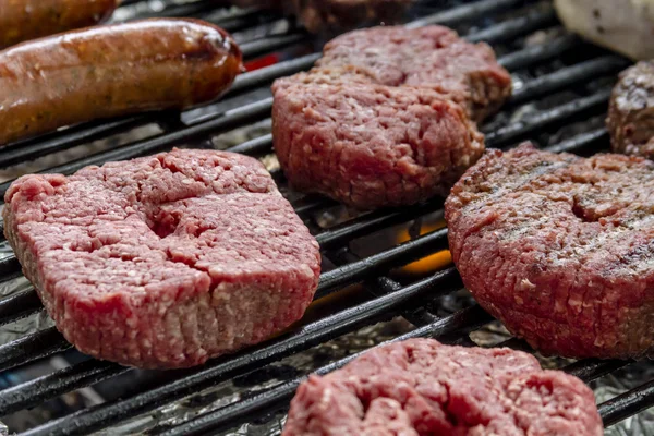 Carnes a la parrilla en picnic al aire libre —  Fotos de Stock