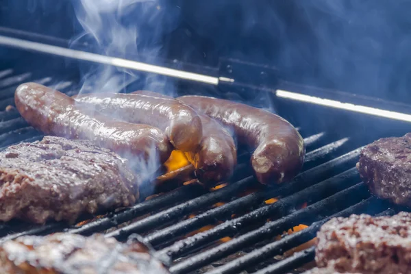 Grelhar carnes no piquenique ao ar livre — Fotografia de Stock