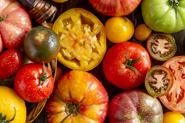 Assortiment van verse erfstuk tomaten — Stockfoto