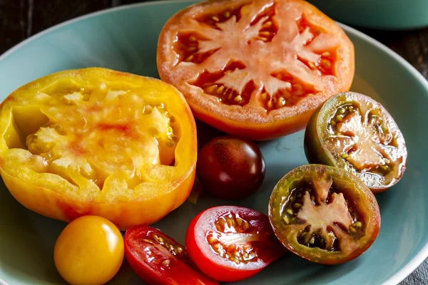 Sortimento de tomates frescos da relíquia — Fotografia de Stock