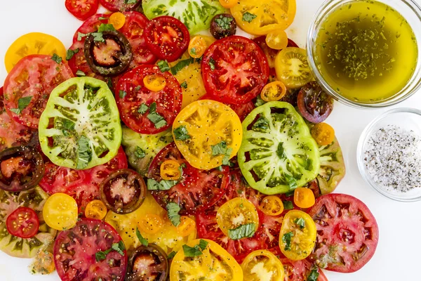 Slices of vine ripe tomato varieties — Stock Photo, Image