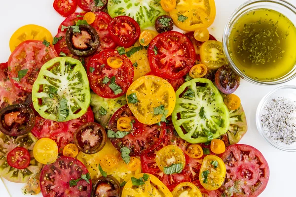 Slices of vine ripe tomato varieties — Stock Photo, Image