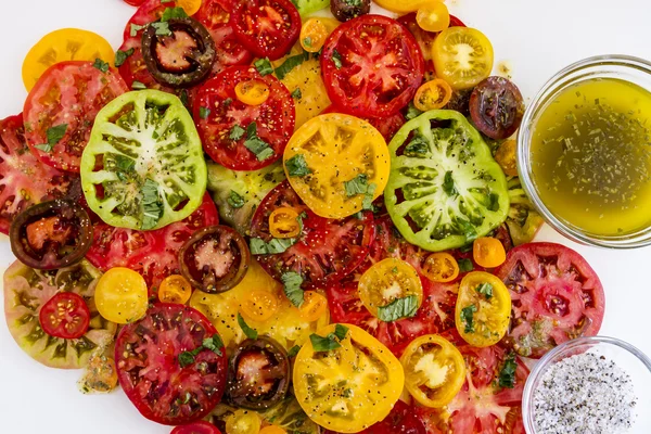 Rodajas de variedades de tomate maduro de vid —  Fotos de Stock