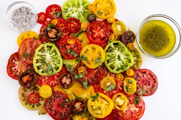 Slices of vine ripe tomato varieties — Stock Photo, Image