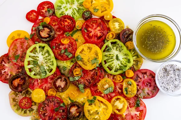 Slices of vine ripe tomato varieties — Stock Photo, Image