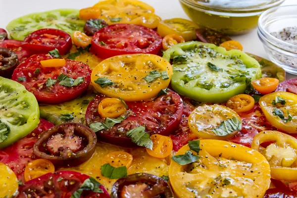 Slices of vine ripe tomato varieties — Stock Photo, Image