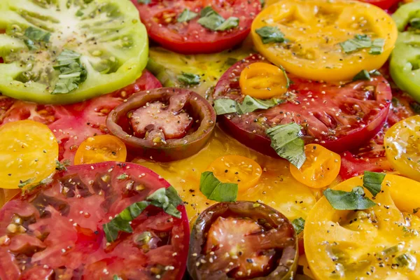 Slices of vine ripe tomato varieties — Stock Photo, Image