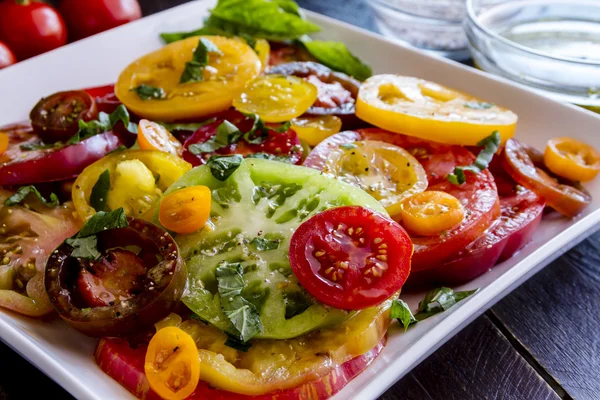 Rodajas de variedades de tomate maduro de vid — Foto de Stock