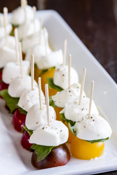 Slices of vine ripe tomato varieties — Stock Photo, Image