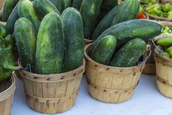 Frisches Bio-Obst und -Gemüse auf Bauernmarkt — Stockfoto