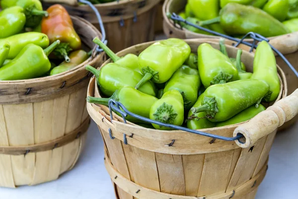 Органические фрукты и овощи на фермерском рынке — стоковое фото