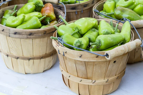Frutas e produtos hortícolas orgânicos frescos no mercado dos agricultores — Fotografia de Stock
