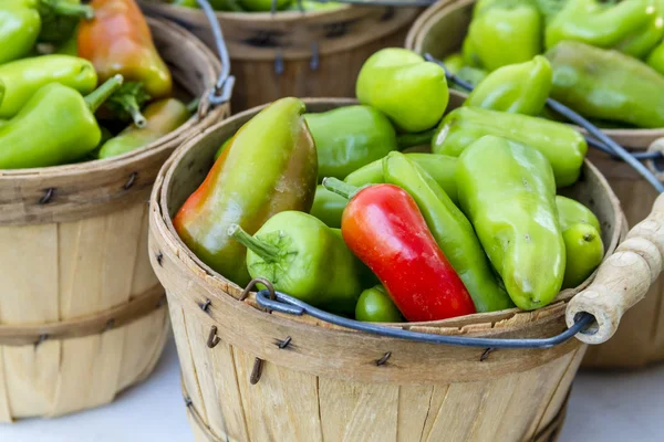 Frutas y hortalizas orgánicas frescas en el mercado de agricultores — Foto de Stock