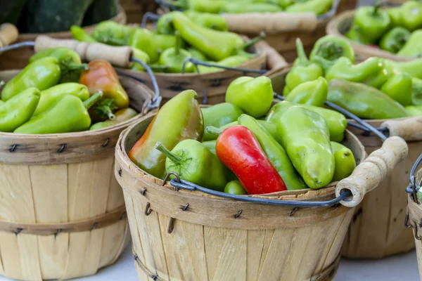 Frutas y hortalizas orgánicas frescas en el mercado de agricultores —  Fotos de Stock