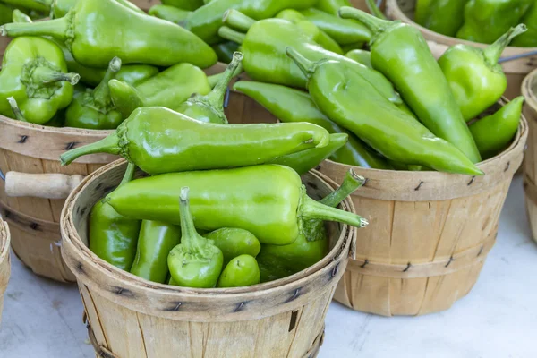 Verse biologische groenten en fruit op de boerenmarkt — Stockfoto