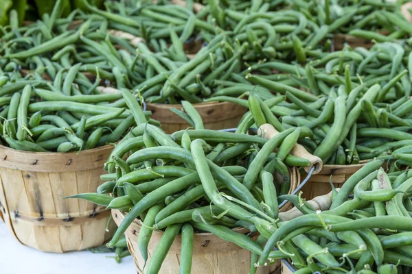 Verse biologische groenten en fruit op de boerenmarkt — Stockfoto