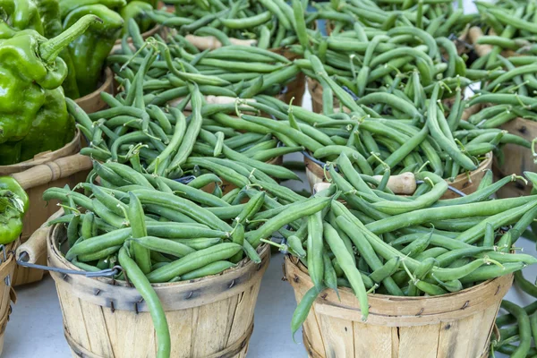 Органические фрукты и овощи на фермерском рынке — стоковое фото