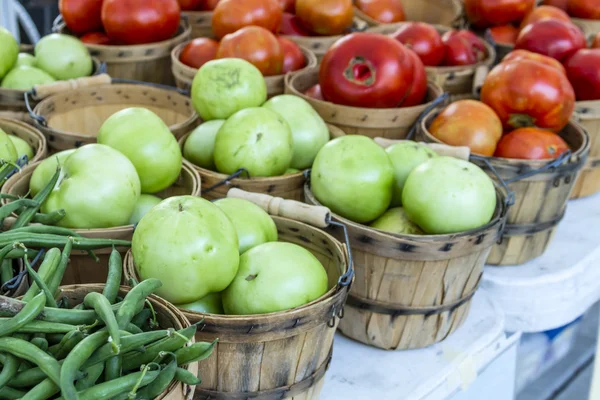 Frutas y hortalizas orgánicas frescas en el mercado de agricultores — Foto de Stock