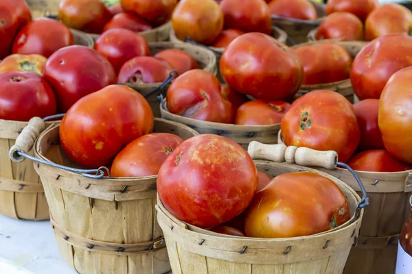 Frutas y hortalizas orgánicas frescas en el mercado de agricultores —  Fotos de Stock