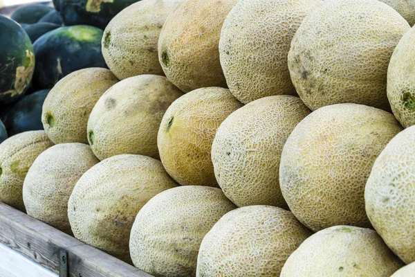 Frisches Bio-Obst und -Gemüse auf Bauernmarkt — Stockfoto