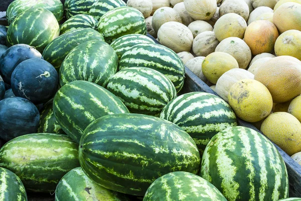 Frutas e produtos hortícolas orgânicos frescos no mercado dos agricultores — Fotografia de Stock