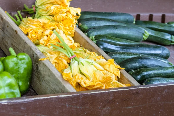 Verse biologische groenten en fruit op de boerenmarkt — Stockfoto