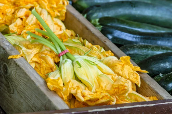 Frutas y hortalizas orgánicas frescas en el mercado de agricultores — Foto de Stock