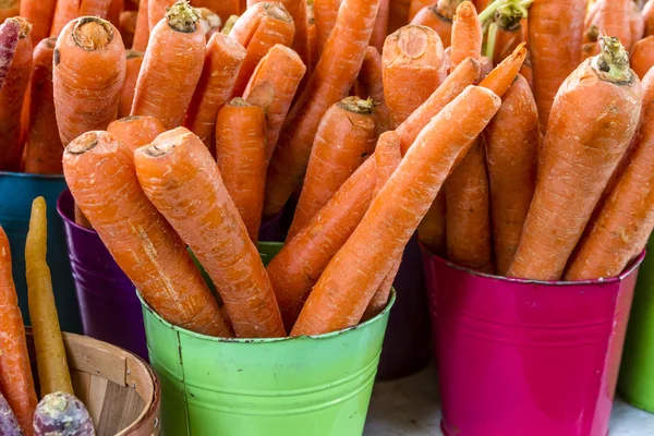 Frutas y hortalizas orgánicas frescas en el mercado de agricultores — Foto de Stock