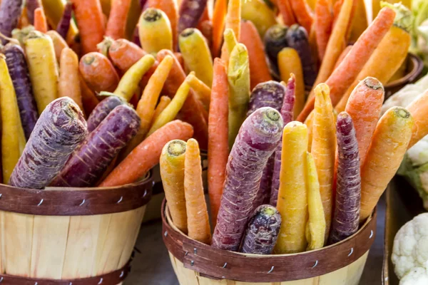 Verse biologische groenten en fruit op de boerenmarkt — Stockfoto