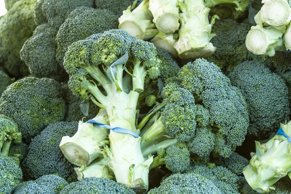 Frutas y hortalizas orgánicas frescas en el mercado de agricultores —  Fotos de Stock