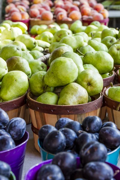 Frisches Bio-Obst und -Gemüse auf Bauernmarkt — Stockfoto