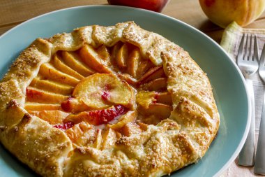 Ev yapımı taze rustik şeftali Galette'ye