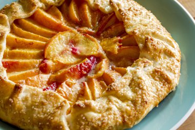 Ev yapımı taze rustik şeftali Galette'ye