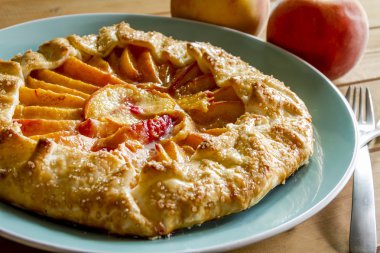 Ev yapımı taze rustik şeftali Galette'ye