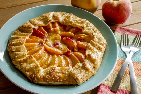 Hausgemachte frische rustikale Pfirsich-Galette — Stockfoto