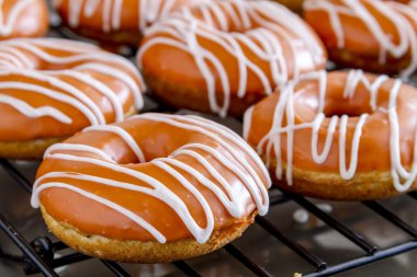 Ev yapımı pişmiş kabak Donuts sır ile
