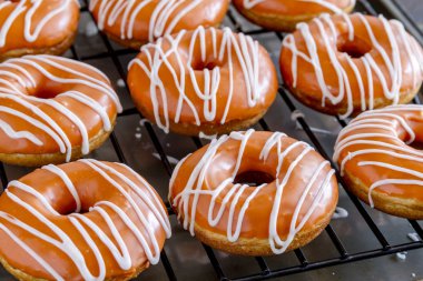 Ev yapımı pişmiş kabak Donuts sır ile