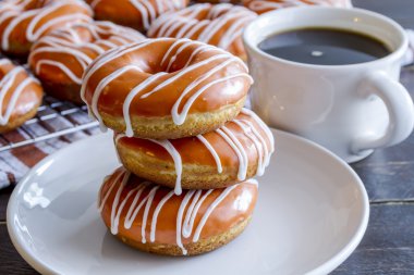 Ev yapımı pişmiş kabak Donuts sır ile