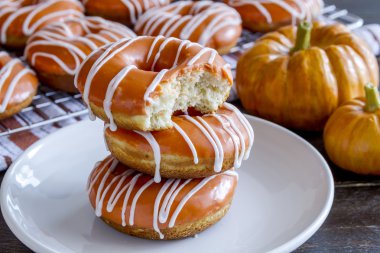 Ev yapımı pişmiş kabak Donuts sır ile