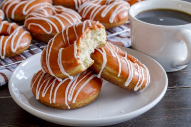 Ev yapımı pişmiş kabak Donuts sır ile