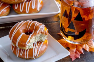 Ev yapımı pişmiş kabak Donuts sır ile